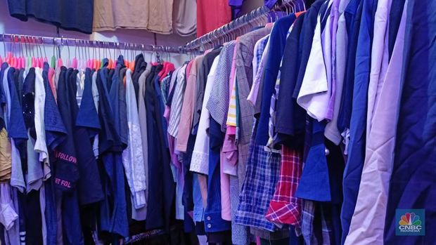 Pakaian bekas alias thrifting impor kembali membanjiri pasar pakaian bekas di RI. Pakaian bekas atau thrifting ini dijual dengan harga miring atau jauh dari harga aslinya, yakni mulai dari Rp 10 ribuan di Blok III Pasar Senen, pada Rabu (31/1/2024). (CNBC Indonesia/Ferry Sandi)