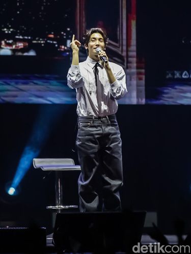 Park Hyung Sik dalam gelaran 2024 Asia Tour Fan Meeting SIKcret Time in Jakarta pada Sabtu (27/1/2024) di Tennis Indoor Senayan.