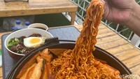 Isinya sangat komplet dan sangat mengenyangkan, karena ada tambahan ramyeon-nya. Ditambah ada gimmari dan ayam goreng yang membuat sajian ini lebih lengkap. Foto: detikFood/Yenny Mustika Sari