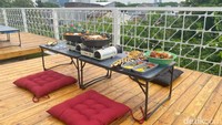 Korea Pocha ini berada di lantai 4 yang dilengkapi rooftop. Rooftop di Korea Pocha ini dihiasi dengan dekorasi ala warung makan tendaan yang biasanya kerap hadir di drama-drama Korea. Foto: detikFood/Yenny Mustika Sari