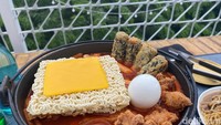 Tteokbokki dari Korea Pocha juga tak kalah enak. Seporsinya disajikan jumbo dengan isian tteok, ramyeon, ayam goreng, dan gimmari. Saus tteokbokkinya tidak begitu pedas, jadi cocok di semua lidah. Foto: detikFood/Yenny Mustika Sari