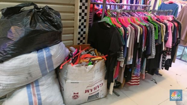 Pasar thrifting atau baju bekas kembali hidup meski pemerintah sudah resmi melarangnya di Pasar Senen, Jakarta. (CNBC Indonesia/Ferry Sandi)