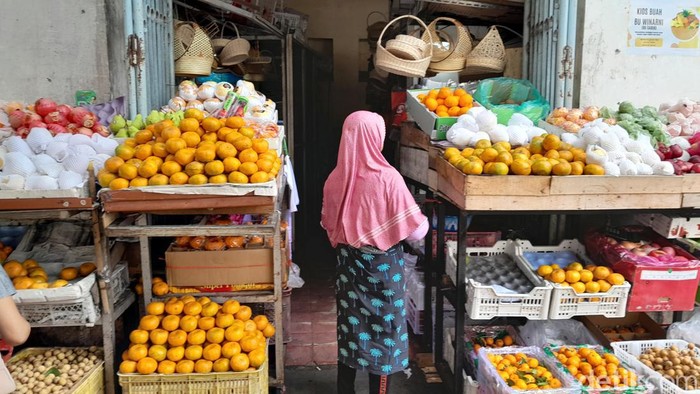 Buah jeruk laris manis diburu di Pasar Gede Solo. Foto diambil Rabu (31/1/2024).