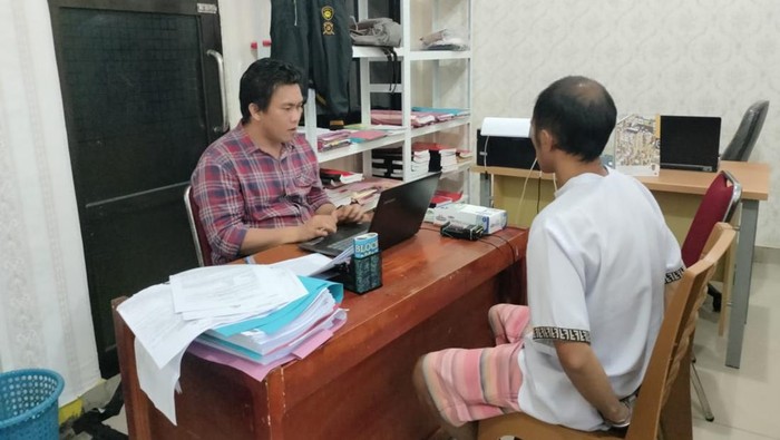 Pelaku JW, duda di Lebong yang cabuli anak di bawah umur hingga hamil 2 bulan saat diamankan polisi.