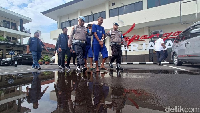 Pelaku penganiayaan pemotor dengan kapak digelandang di Polresta Cilacap, Rabu (31/1/2024).