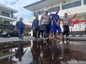 Cekcok di Jalan, 3 Pria Bersaudara Keroyok Pemotor Pakai Kapak