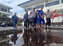 Cekcok di Jalan, 3 Pria Bersaudara Keroyok Pemotor Pakai Kapak