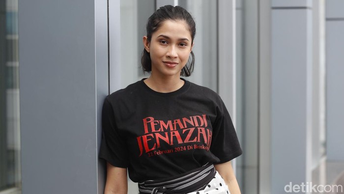 Pemain film Pemandi Jenazah Aghniny Haque dan Ibrahim Risyad mengunjungi kantor Detikcom di Transmedia, Jakarta.