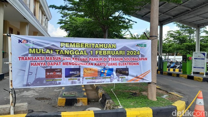 Pemberitahuan terkait peraturan pembayaran parkir menggunakan kartu uang elektronik mulai besok, di Stasiun Solo Balapan, Rabu (31/1/2024).