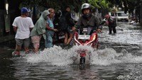 Aksi nekat pemotor sempat menyita perhatian sejumlah warga.