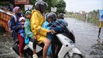 Aksi Pemotor Nekat Terobos Banjir di Cilincing Jakut