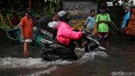 Aksi Pemotor Nekat Terobos Banjir di Cilincing Jakut
