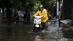Aksi Pemotor Nekat Terobos Banjir di Cilincing Jakut