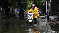 Sebagian motor mogok usai menerobos banjir di Cilincing.