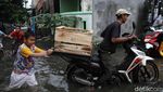 Aksi Pemotor Nekat Terobos Banjir di Cilincing Jakut