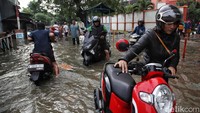Badan Penanggulangan Bencana Daerah (BPBD) DKI Jakarta menyampaikan sebanyak 17 RT dan 16 ruas jalan terendam banjir menyusul hujan yang melanda pada Rabu (31/01).