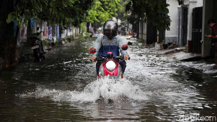 Pemotor Nekat Terobos Banjir di Cilincing Banjir menerjang kawasan Semper Barat, Cilincing, Jakarta Utara, rabu (31/1/2023). Meski begitu, banyak pengendara sepeda motor yang nekat menerobos banjir.