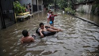 Namun, banjir sendiri membawa kegembiraan bagi anak-anak di wilayah sekitar. Terlihat sejumlah anak riang gembira bermain di tengah banjir.