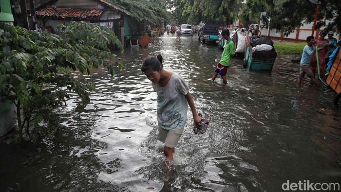 Sejumlah warga  beraktivitas di kawasan permukiman Semper Barat, Cilincing, Jakarta Utara, Rabu  (31/1/2024). Badan Penanggulangan Bencana Daerah (BPBD) DKI Jakarta melaporkan penambahan titik banjir dan genangan di Ibu Kota. Saat ini sebanyak 38 RT dan 23 ruas jalan terendam.