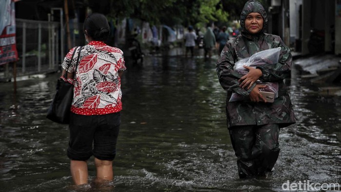 Sejumlah warga  beraktivitas di kawasan permukiman Semper Barat, Cilincing, Jakarta Utara, Rabu  (31/1/2024). Badan Penanggulangan Bencana Daerah (BPBD) DKI Jakarta melaporkan penambahan titik banjir dan genangan di Ibu Kota. Saat ini sebanyak 38 RT dan 23 ruas jalan terendam.
