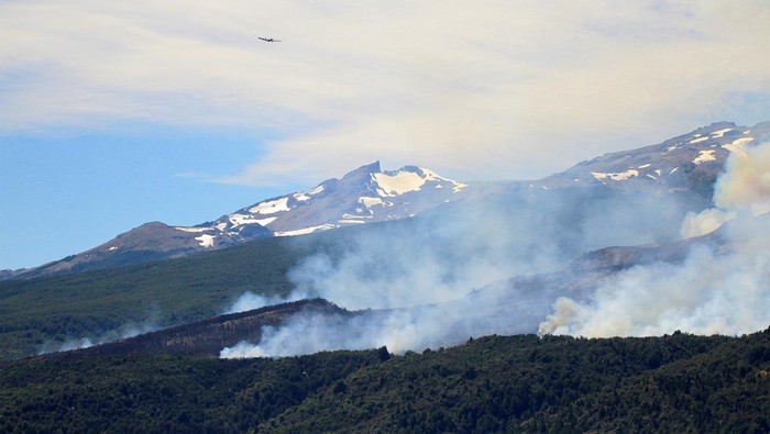 Penampakan Kepulan Asap Kebakaran Hutan di Argentina Kebakaran masih melanda hutan di Taman Nasional Los Alerces, Argentina. Asap yang ditimbulkan tampak mengepul ke angkasa.