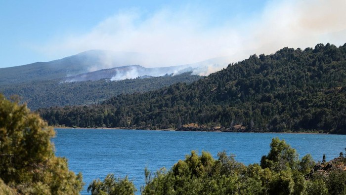 Penampakan Kepulan Asap Kebakaran Hutan di Argentina Kebakaran masih melanda hutan di Taman Nasional Los Alerces, Argentina. Asap yang ditimbulkan tampak mengepul ke angkasa.