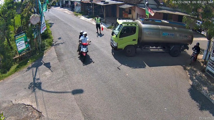 Pelaku berboncengan dengan adiknya saat melintas di simpang empat Pedukuhan Kauman, Wijirejo, Pandak, Bantul sebelum menganiaya Pak Ogah. Foto diunggah Rabu (31/1/2024).
