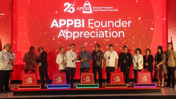 Penguatan Potensi Lokal Brand di Pusat Perbelanjaan CEO Fine Counsel Kaleb Lucman, Co Founder Saturdays Rama Suparta dan Chief Bussiness Officer ESQA Cosmetic Regina Widjaja saat berdiskusi dalam Rakernas APPBI 2024 di Jakarta, Rabu (31/1/2024).