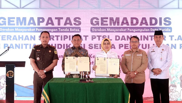 Penyerahan Sertifikat PTSL Serang