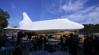 Pesawat ulang-alik ini akan dipajang secara permanen di Pusat Udara dan Luar Angkasa Samuel Oschin di California Science Center yang saat ini sedang dibangun. (AP Photo/Ryan Sun)