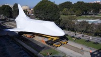 Pesawat luar angkasa Endeavour yang sudah pensiun dipindahkan ke halaman California Science Center, Los Angeles, Amerika Serikat, Jumat (26/1/2024). (AP Photo/Ryan Sun)