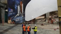 Proyek ini dimulai pada Juli 2023 dengan pemasangan segmen bawah penguat samping, pemasangan yang pertama kalinya di luar fasilitas NASA. (AP Photo/Ashley Landis)