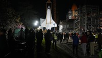 Endeavour yang panjangnya 37 meter dengan lebar sayap 24 meter dan memiliki 20 lantai ini berdiri di atas pelat beton seberat 1.800 ton di Pusat Udara dan Luar Angkasa Samuel Oschin. Ia didukung oleh enam isolator dasar untuk melindunginya dari gempa bumi. (AP Photo/Ashley Landis)