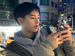 Adik Cha Eun Woo Viral Usai Tampil Perdana di TV, Gantengnya Kelewatan