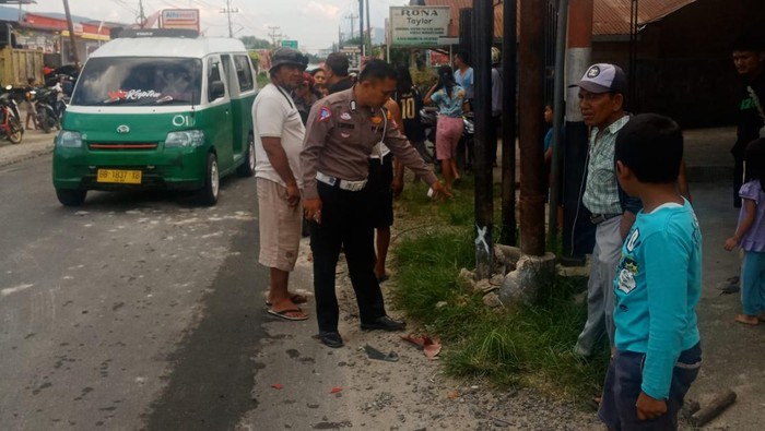 Petugas kepolisian saat olah TKP kecelakaan di Tarutung. (Foto: Dok. Polres Taput).