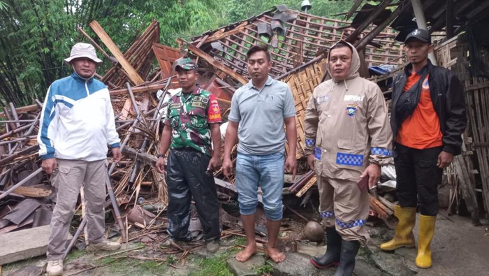 Petugas saat melakukan evakuasi di rumah roboh akibat tanah longsor di Jetis, Hargomulyo, Gedangsari, Gunungkidul.