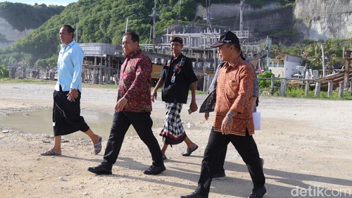 Pj Gubernur Bali Sang Made Mahendra Jaya mengecek kesiapan Pantai Melasti menjelang acara WWF, Selasa (30/1/2024).