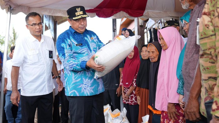 Pj Gubernur Sulsel memberikan bantuan pangan kepada warga di Takalar..