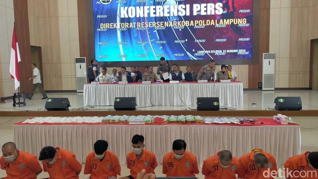 Polda Lampung ungkap lagi jaringan narkoba Fredy Pratama, delapan orang diamankan.