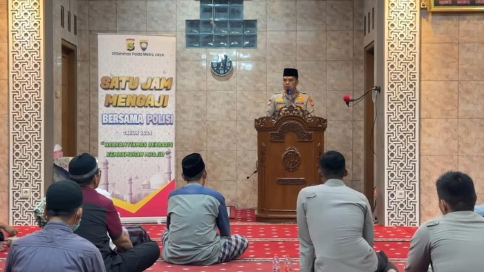 Polda Metro Jaya menggelar program Satu Jam Mengaji Bareng Polisi