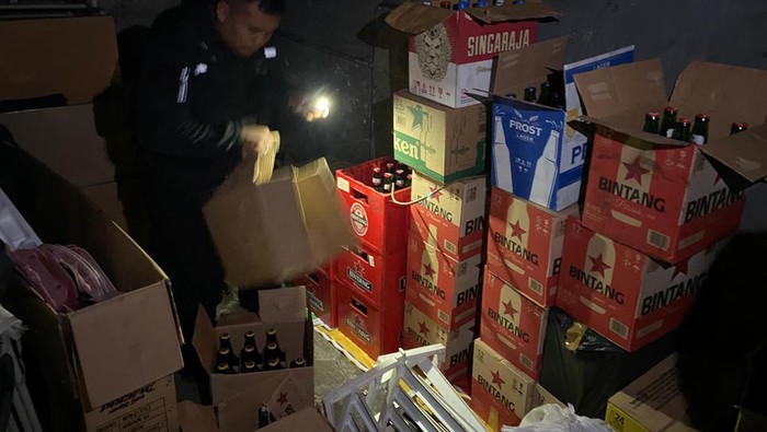 Polisi saat menggerebek warung di Cimahi yang menjual miras lewat medsos pada Rabu (31/1/2024).