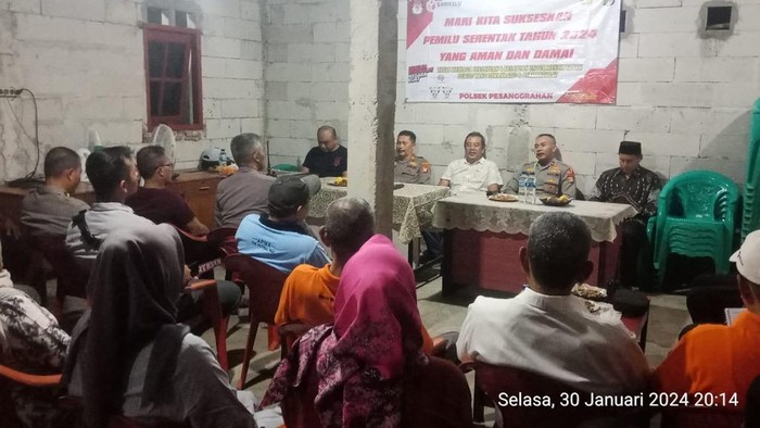 Polsek Pesanggrahan gelar dialog bareng warga di Poskamling.