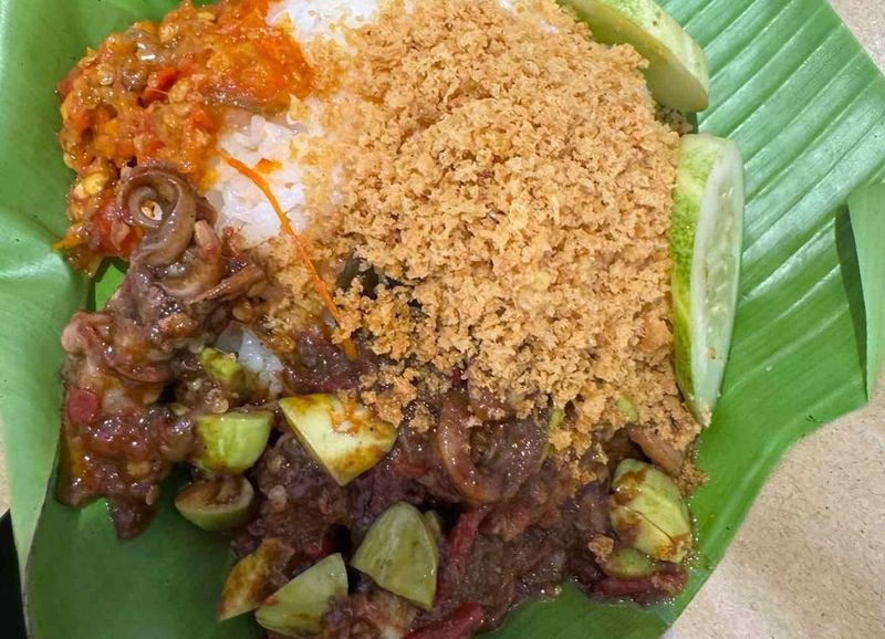 Porsi royal dengan harga murah, makan siang mengenyangkan di warung nasi viral ini