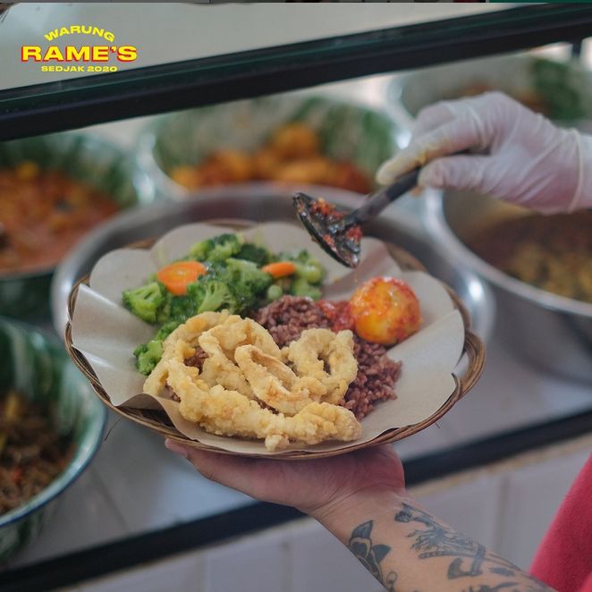 Porsi Royal Harga Murah, Puas Makan Siang di Warung Nasi Viral Ini