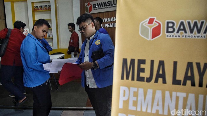 Aliansi Mahasiswa Provinsi Banten (AMPB) datangi kantor Bawaslu, Jakarta. Mereka mengadukan pose 2 jari dari mobil kepresidenan sebagai pelanggaran pemilu.