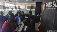 Mereka diterima petugas administrasi Bawaslu.  