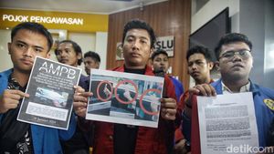 Pose 2 Jari dari Mobil Kepresidenan Dilaporkan ke Bawaslu
