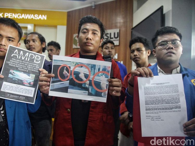 Pose 2 Jari dari Mobil Kepresidenan Dilaporkan ke Bawaslu