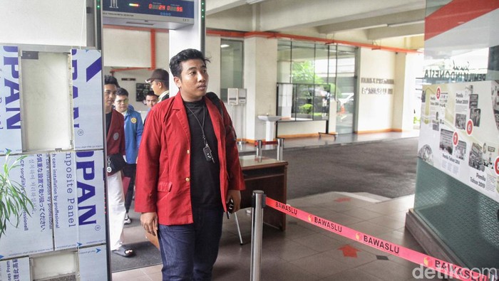 Pose 2 Jari dari Mobil Kepresidenan Dilaporkan ke Bawaslu Aliansi Mahasiswa Provinsi Banten (AMPB) datangi kantor Bawaslu, Jakarta. Mereka mengadukan pose 2 jari dari mobil kepresidenan sebagai pelanggaran pemilu.