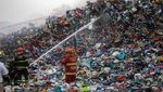 Potret Damkar Berjibaku Padamkan Kebakaran TPS Plastik di Meksiko